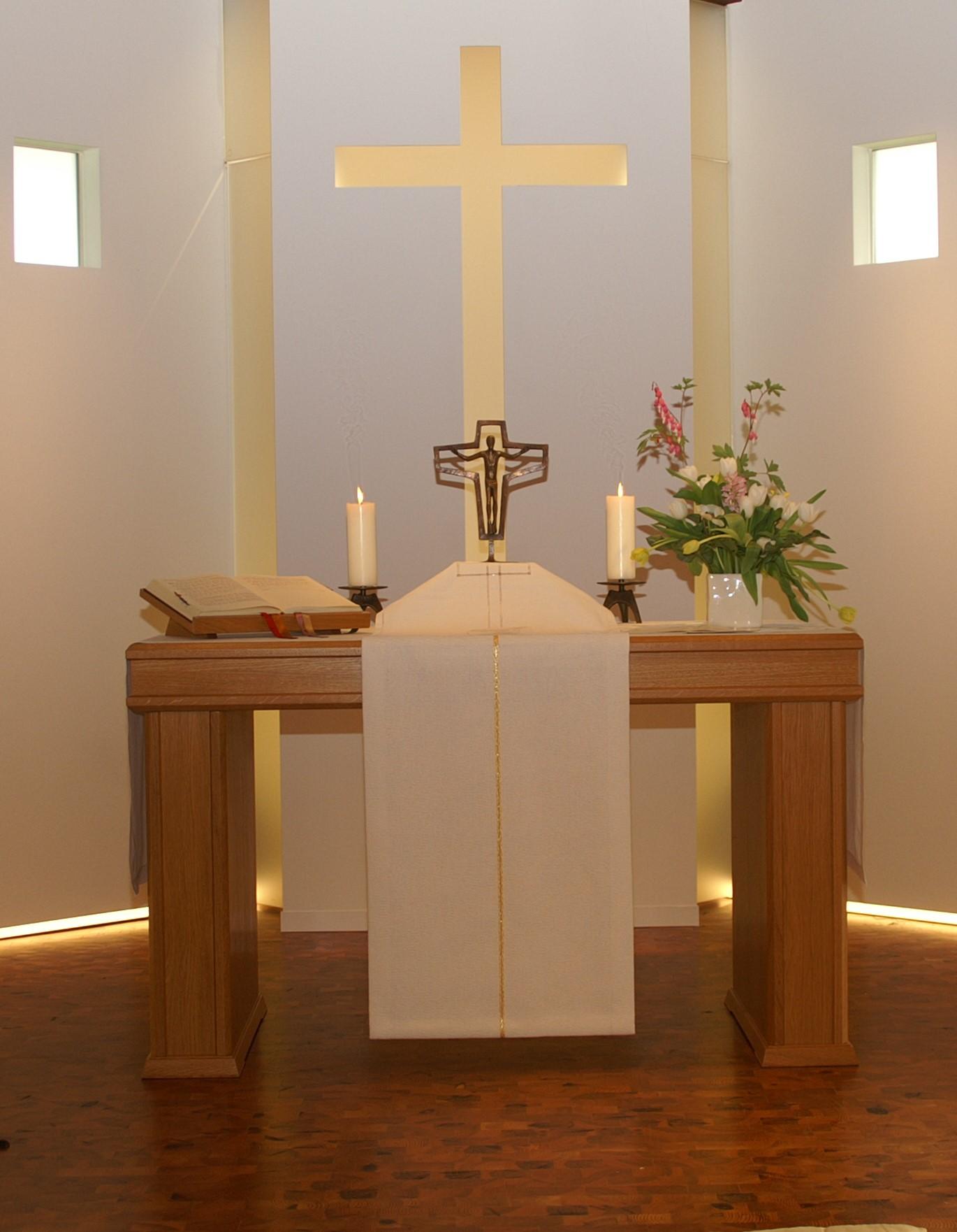 Altar der Holzkirche Sankt Markus mit weißen Antependium