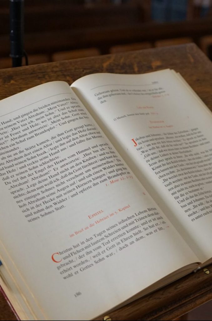 Lesepult mit Epistel und Evangelium
